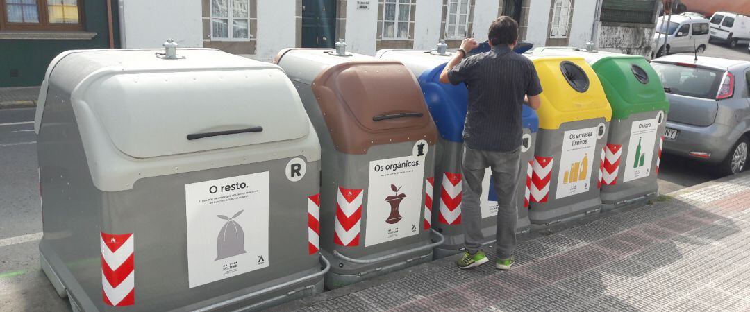 Un vecino reciclando en Arteixo