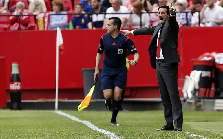 El entrenador del Sevilla Unai Emery durante el partido de la trigésima tercera jornada de Liga que se disputa en el estadio Sánchez-Pizjuán de Sevilla.