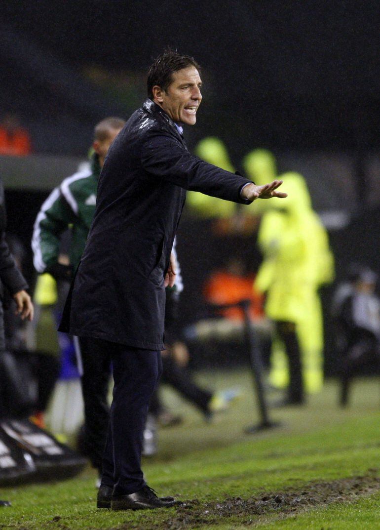  Eduardo Berizzo dando instrucciones a sus futbolistas