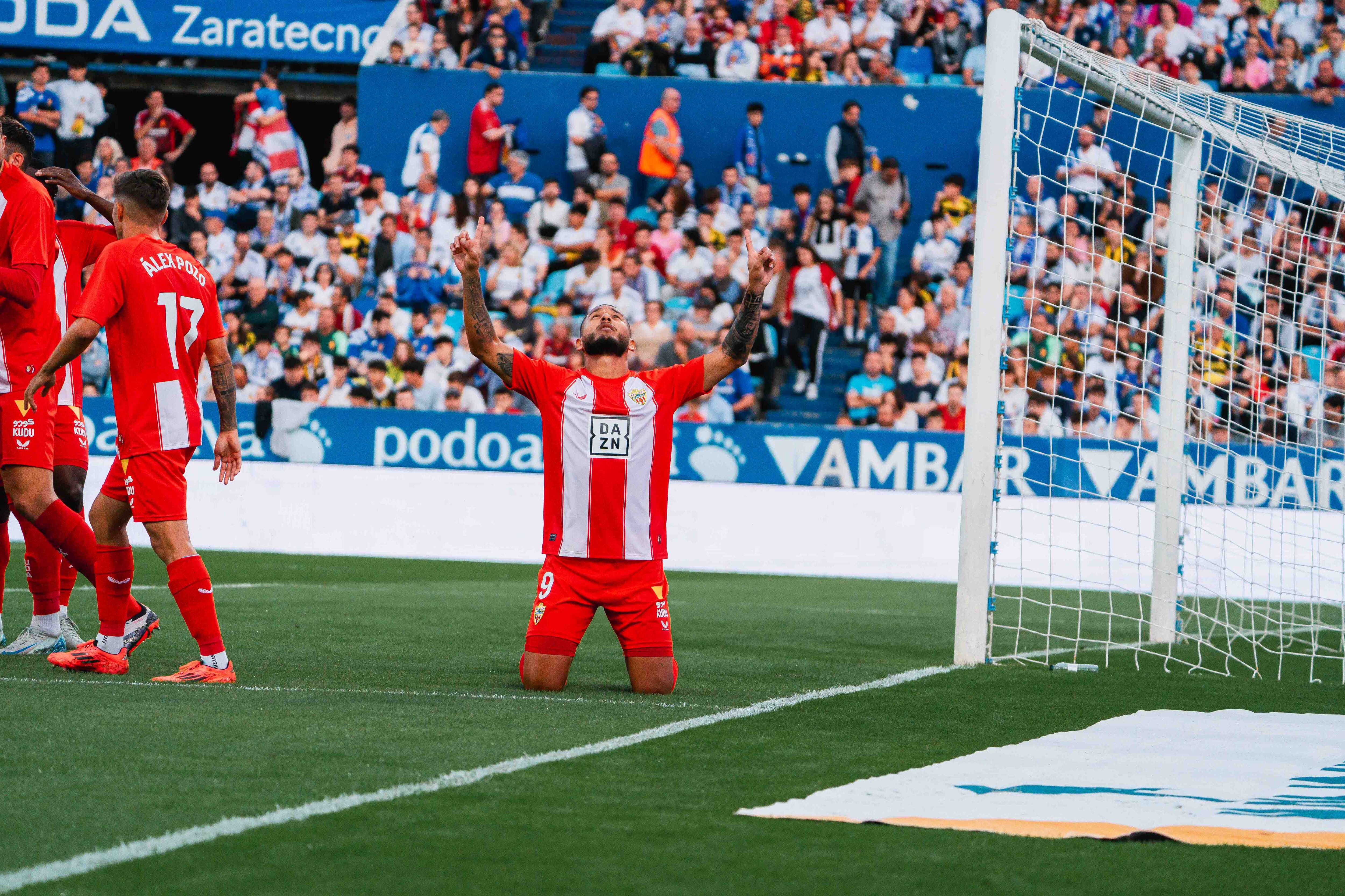 Luis Suárez celebra uno de sus goles en La Romareda.