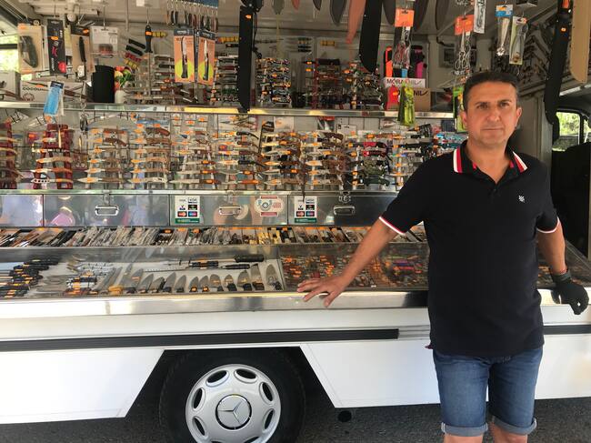 Pedro es el último cuchillero de Minglanilla (Cuenca) y acude al mercadillo de la capital de la provincia con su puesto de Cuchillería Saez.