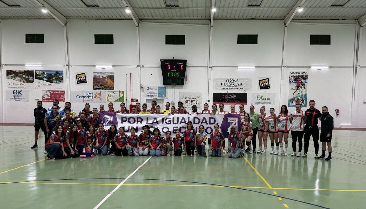 Pancarta con motivo del 8M exhibida por las jugadoras de balonmano del Zonzamas Plus Car Lanzarote y del Roquetas.