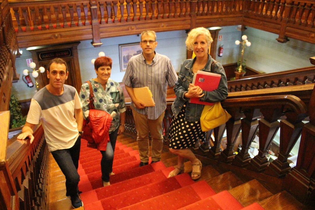 El delegado de Bienestar Social Sergio Corchón, con parte del equipo de terapeutas, Ana Elosegui y Jon Arruabarrena, así como Irune Hernández, técnico del área. 