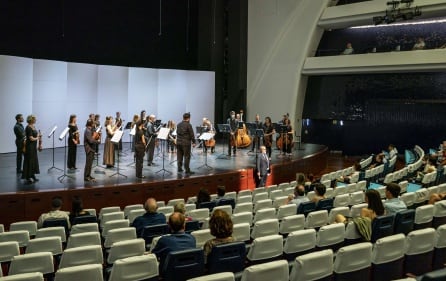 Los asistentes a la sesión inaugural del Palau de Les Arts de València guardaron un minuto de silencio en recuerdo a los fallecidos por el coronavirus.