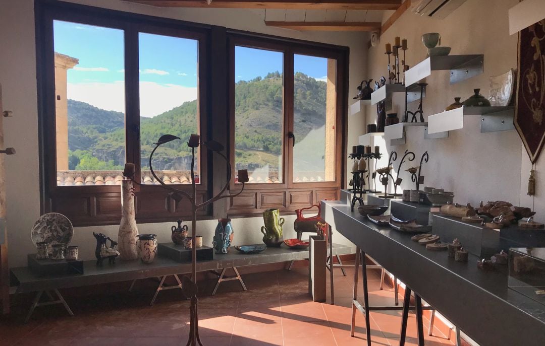 Sala de exposición y venta del Centro de Oficios Artesanos Conquenses ubicado en la Casa del Curato de Cuenca.