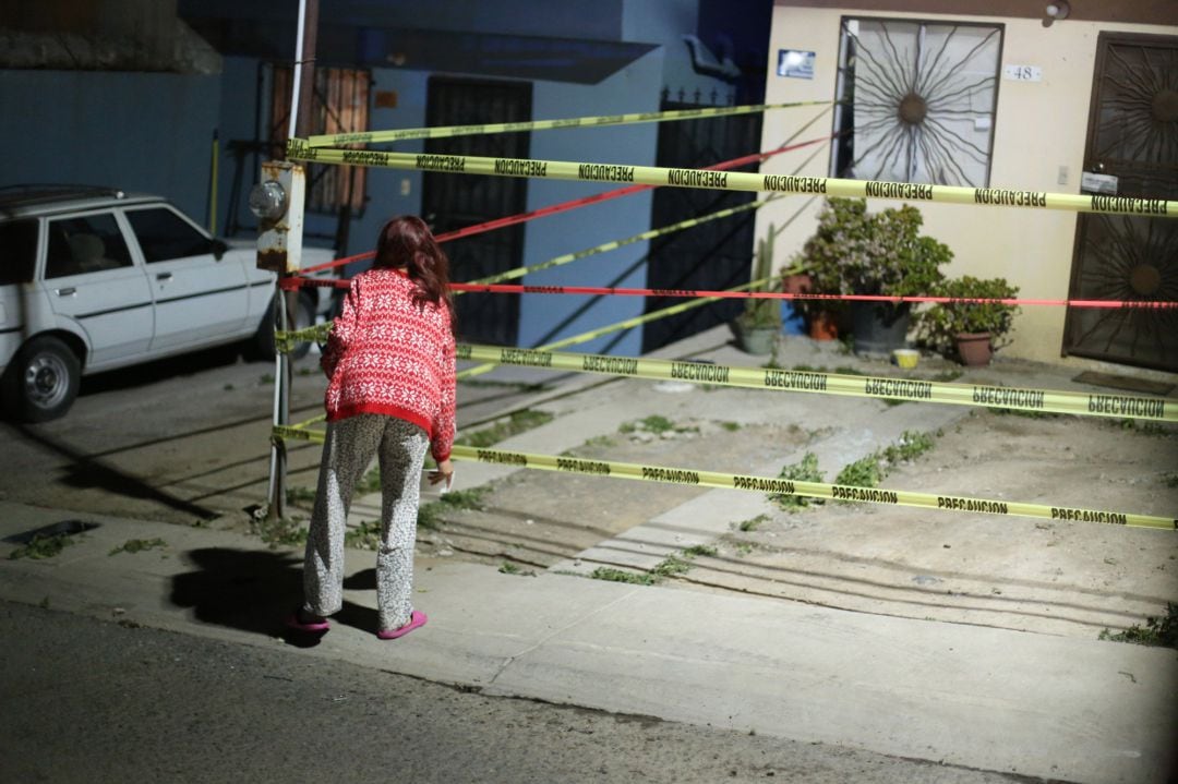 Una niña vecina de Lourdes Maldonado da de comer a los animales de la periodista asesinada