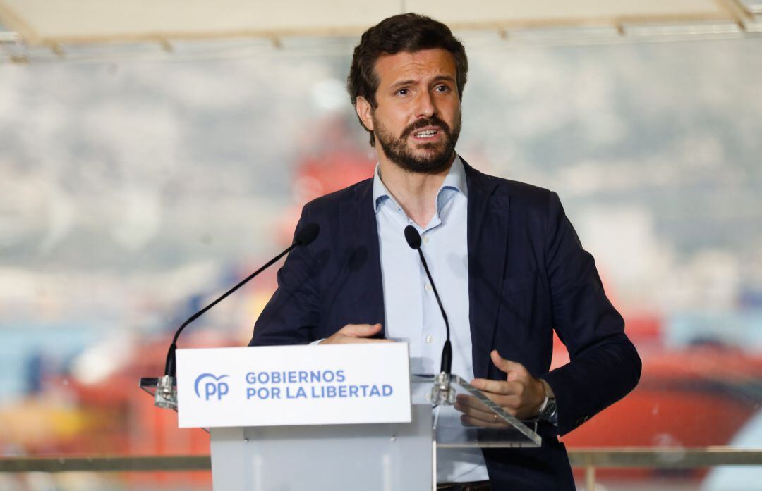 El líder del PP, Pablo Casado, interviene durante una reunión con alcaldes del PP de municipios con más de 20.000 habitantes, a 12 de junio de 2021, en Cartagena, Murcia, (España). Archivo.