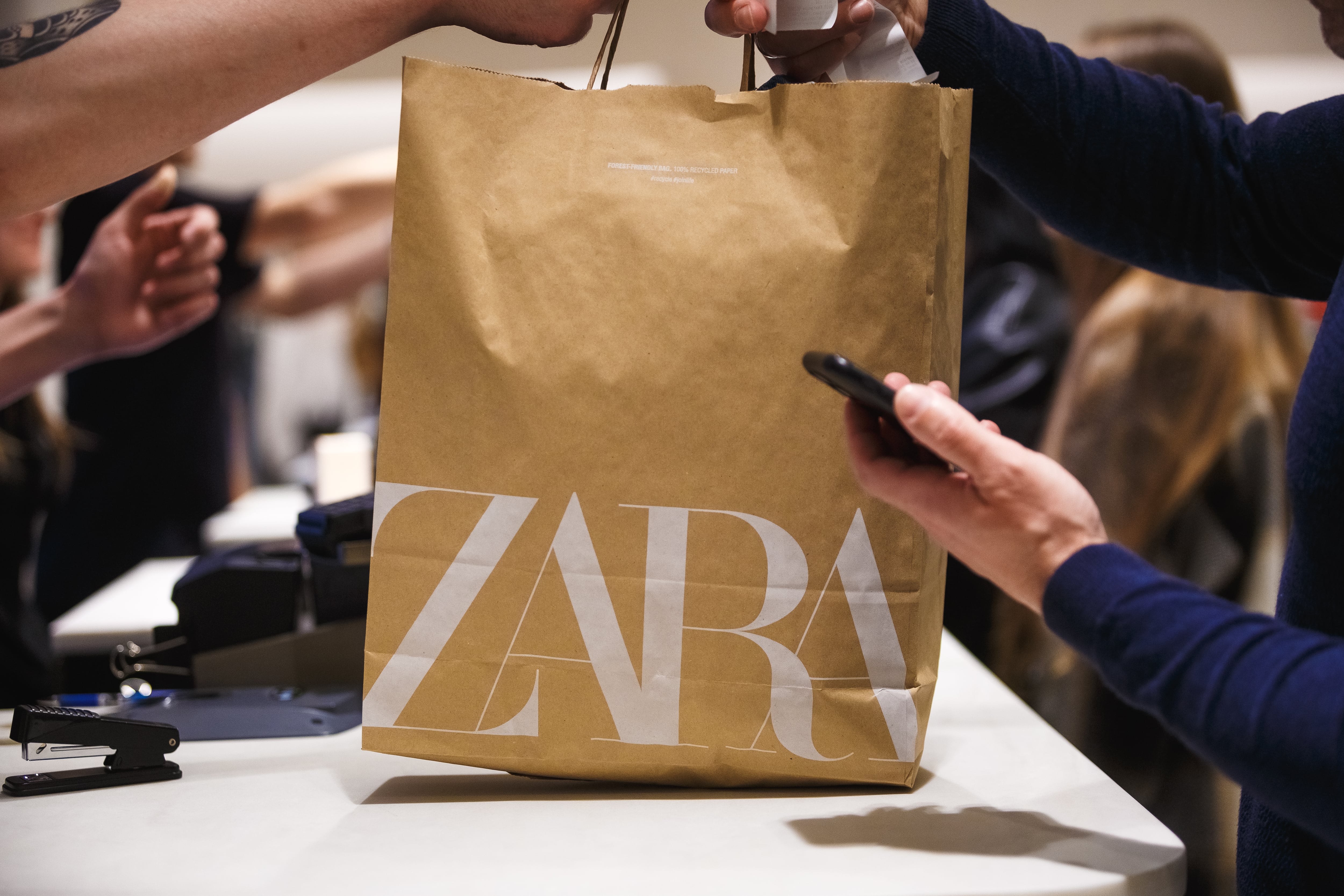 Una persona compra en una tienda de Zara. Archivo.