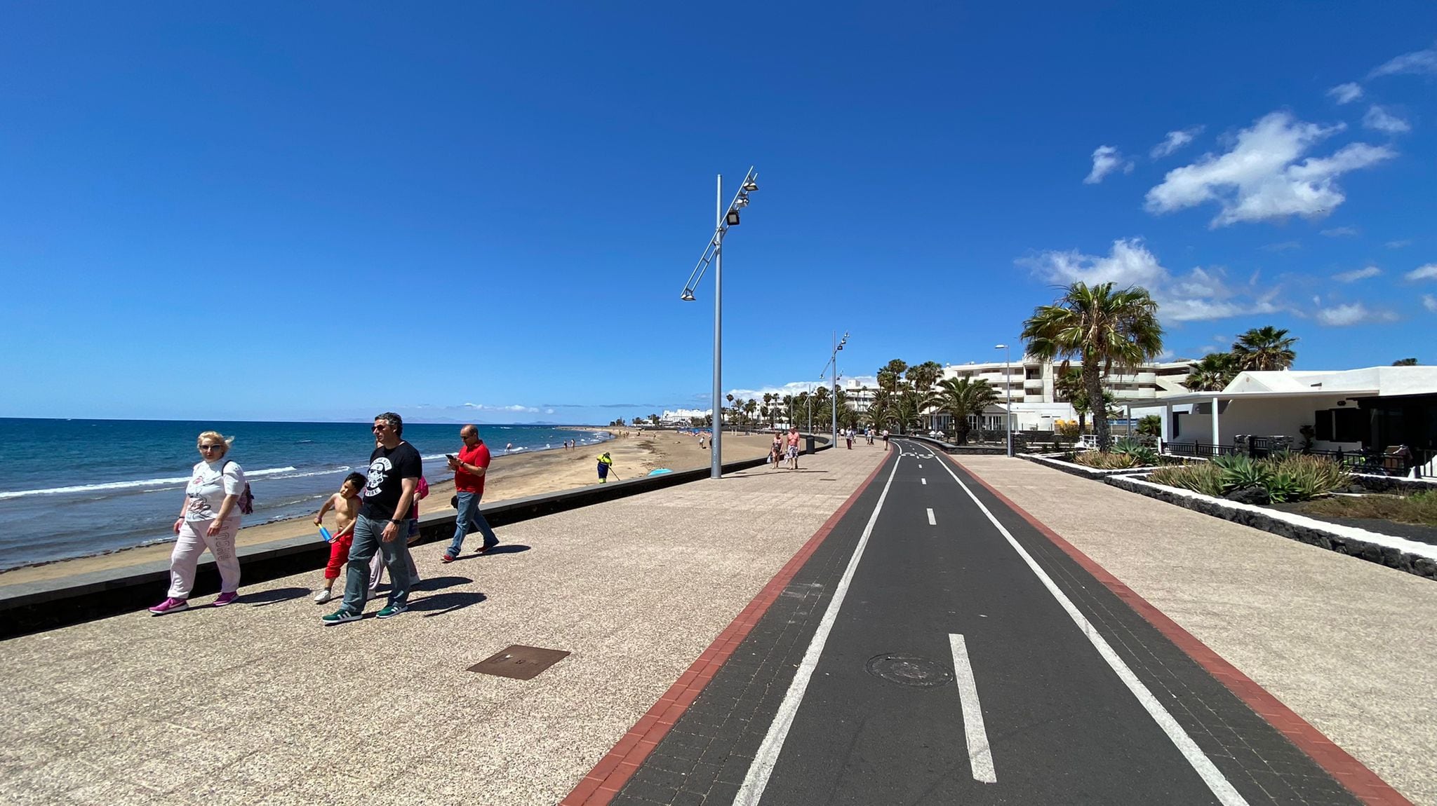 Carril bici en la Avenida de Puerto del Carmen, Lanzarote.