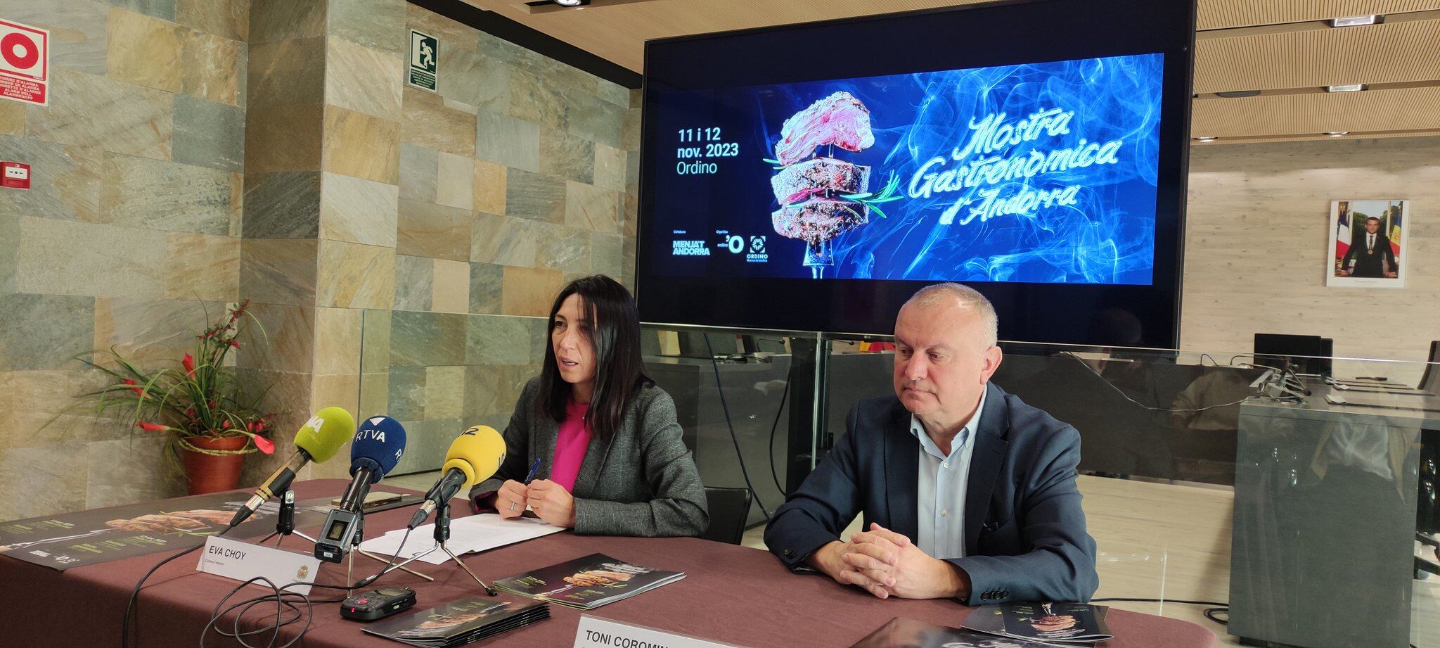 La cònsol menor i consellera de Cultura d&#039;Ordino, Eva Choy, i l’editor de la publicació digital Menja’t Andorra, Toni Corominas, durant la presentació de la 31a edició de la Mostra Gastronòmica d&#039;Andorra.