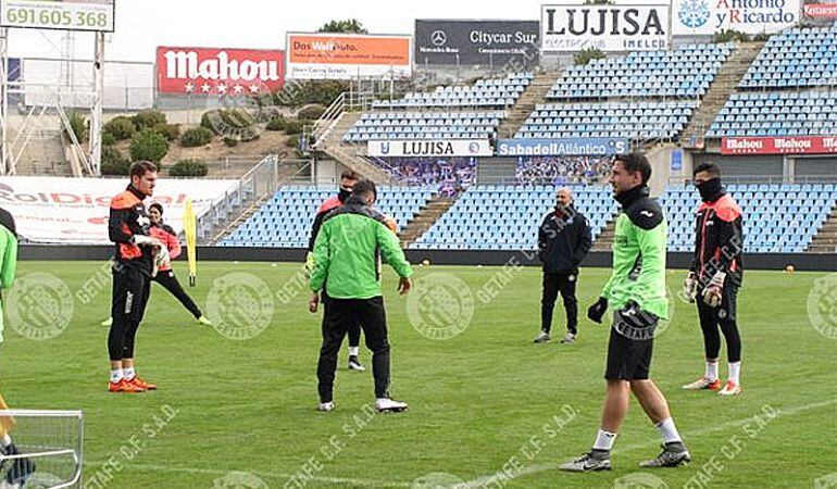 Los jugadores del Getafe C.F. se ejercitan en la sesión de este martes.