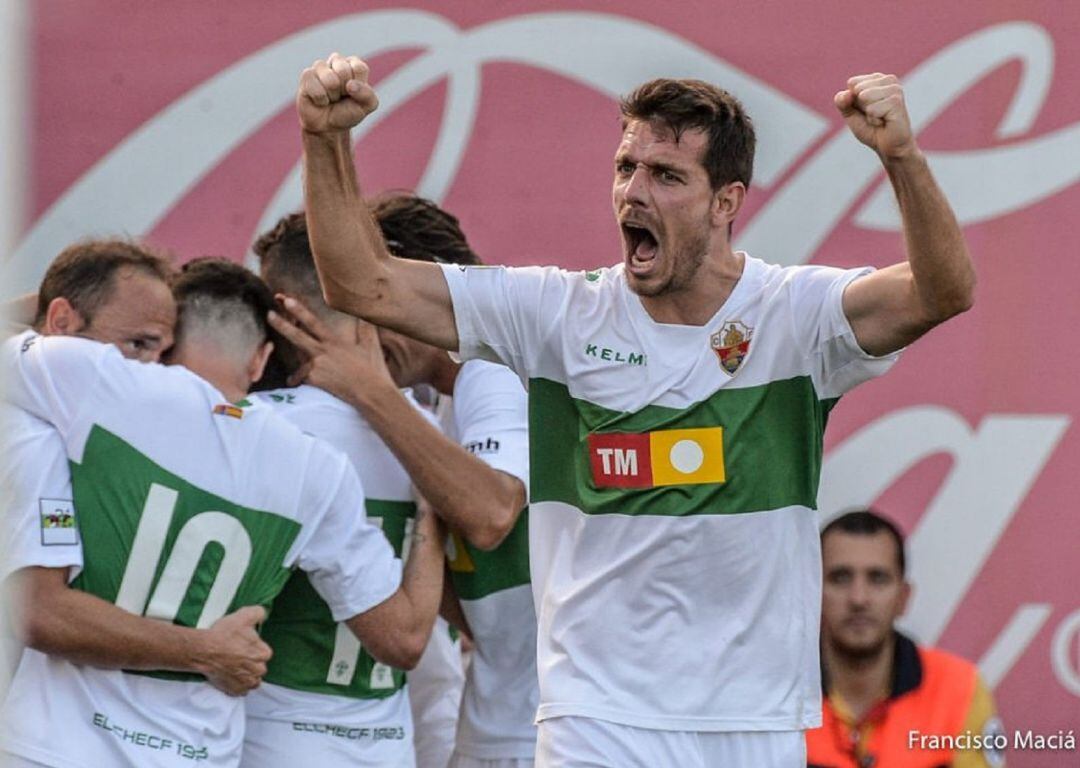 Manuel Sánchez celebra un gol con el Elche CF