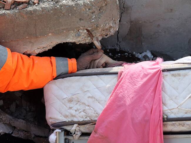 Hancer sujeta la mano de su hija Irmak, de 15 años, fallecida durante el terremoto en Kahramanmaras (Turquía).