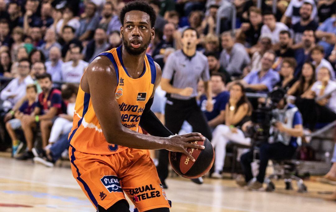 Jordan Loyd, en un partido con el Valencia Basket. 
 
 