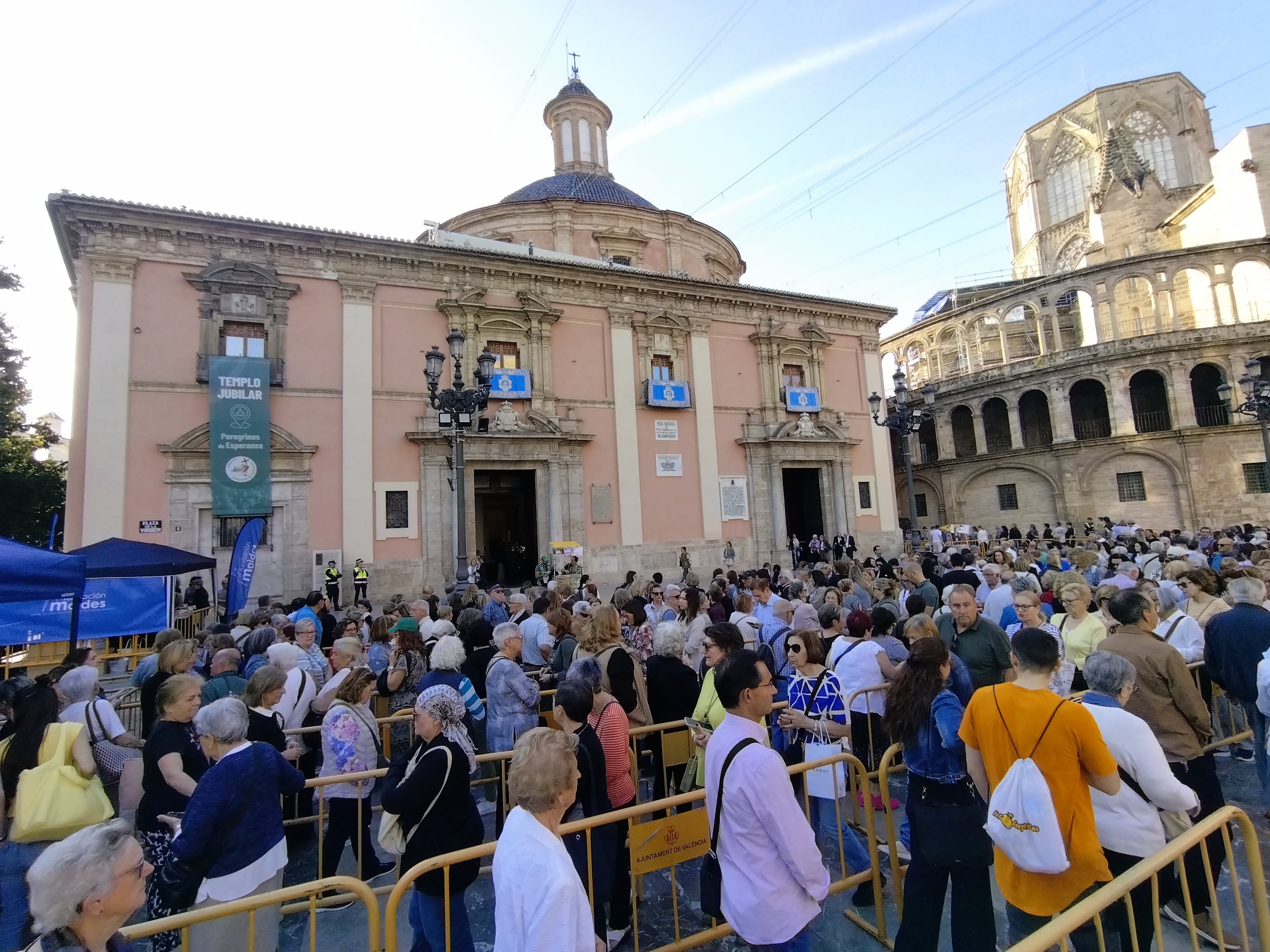 Miles de personas se congregan en la plaza de la Virgen de València desde primera hora de la mañana para participar en el besamanos de la Virgen de los Desamparados