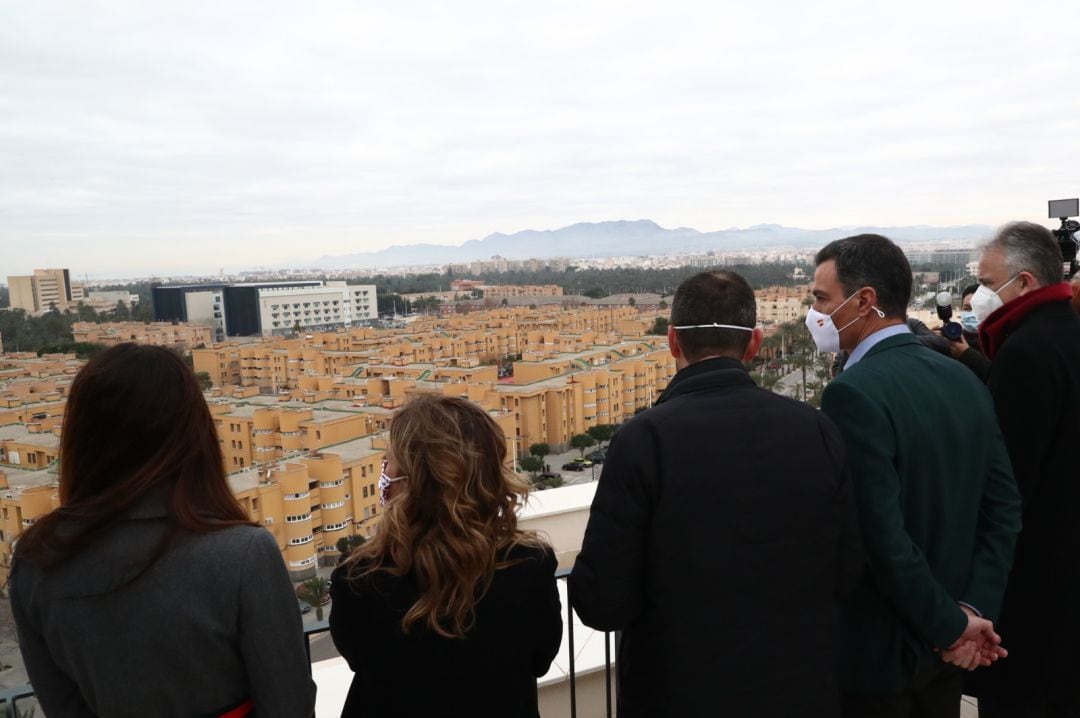 El presidente del Gobierno, Pedro Sánchez, durante su paso por Elx para visitar la rehabilitación de edificios del barrio de San Antón.