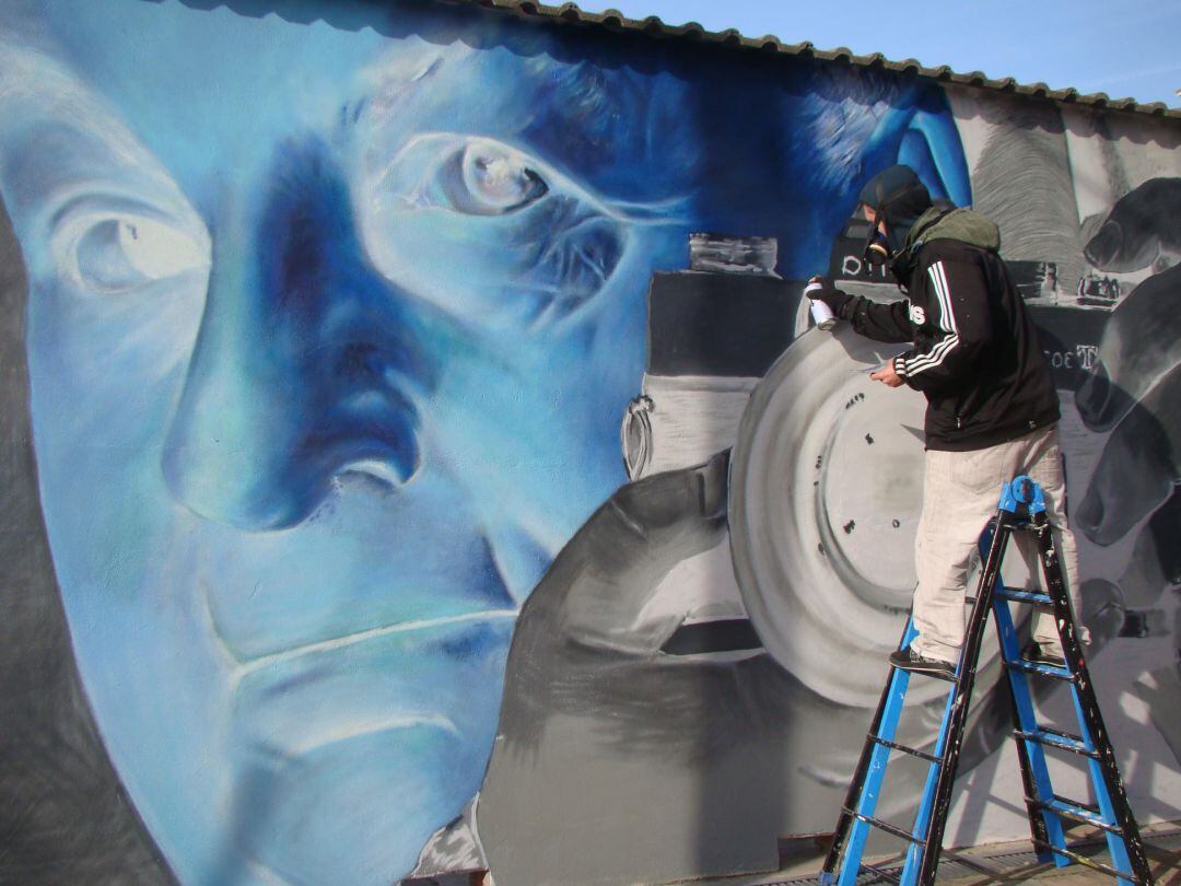 Franz Campoy en el proceso de elaboración de su mural