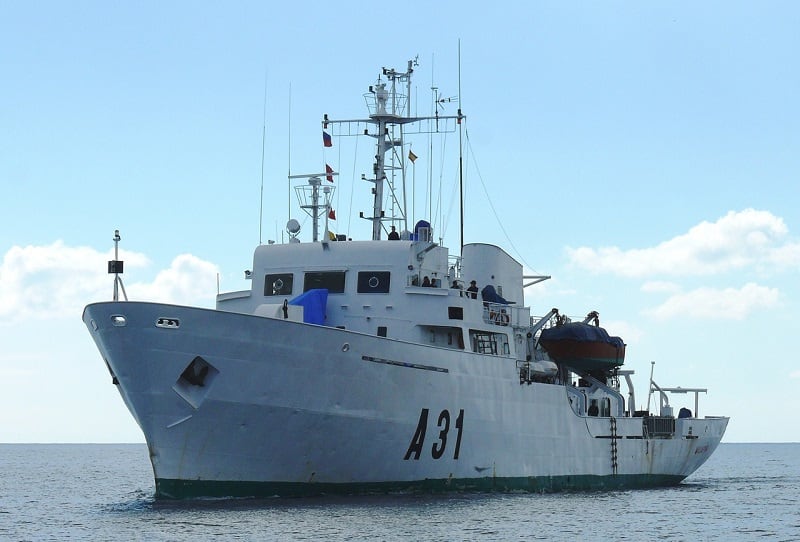 Un barco navega sobre el océano