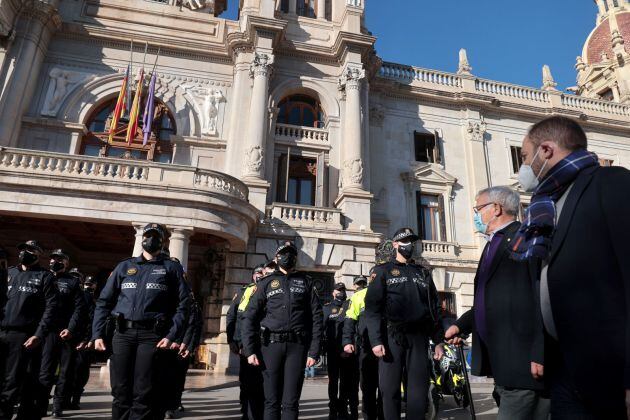 El alcalde de València, Joan Ribó, y el concejal de Protección Ciudadana, Aarón Cano, en la presentación de agentes