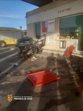 Estado del vehículo tras chocar contra el pilar de la gasolinera