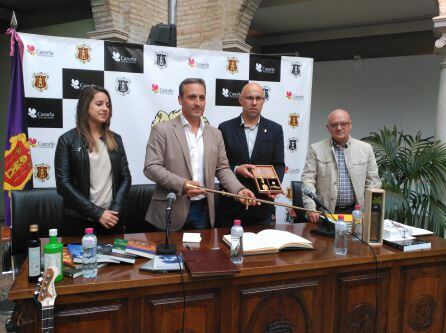 Entrega de los símbolos de la ciudad de Cazorla al alcalde de La Sénia