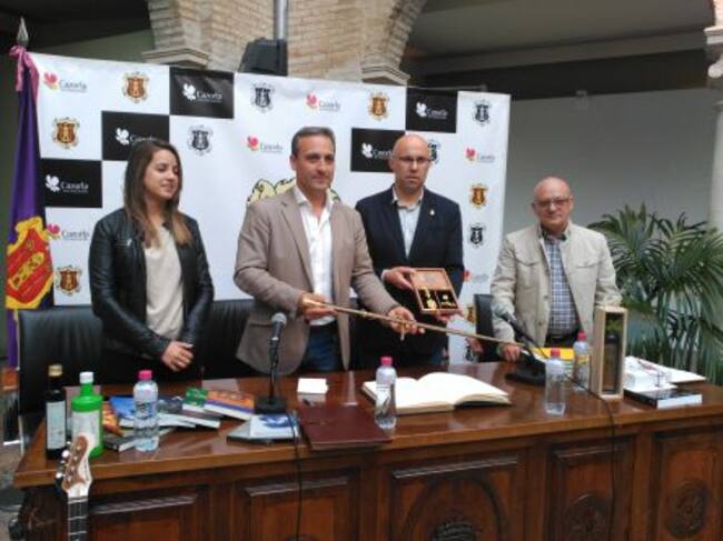 Entrega de los símbolos de la ciudad de Cazorla al alcalde de La Sénia
