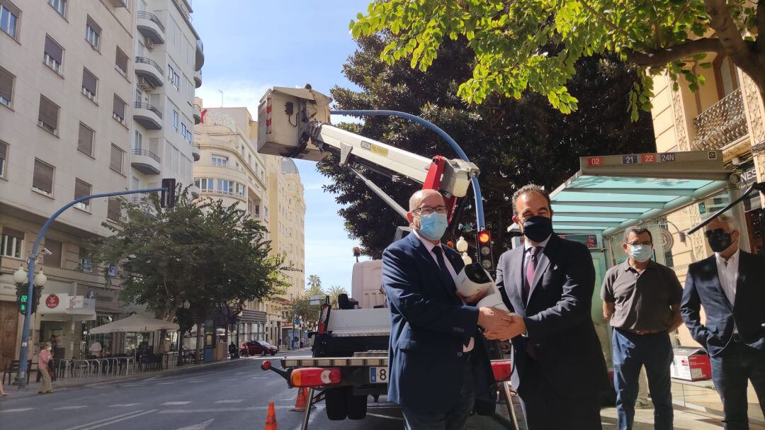 González y Peral asisten a la instalación de la primera cámara de &#039;Alicante se mueve&#039;