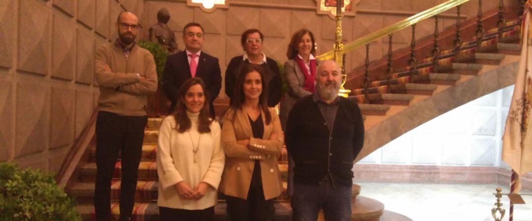 Grupo socialista, con Inés Rey y la nueva portavoz, Yoya Neira, en primera fila
