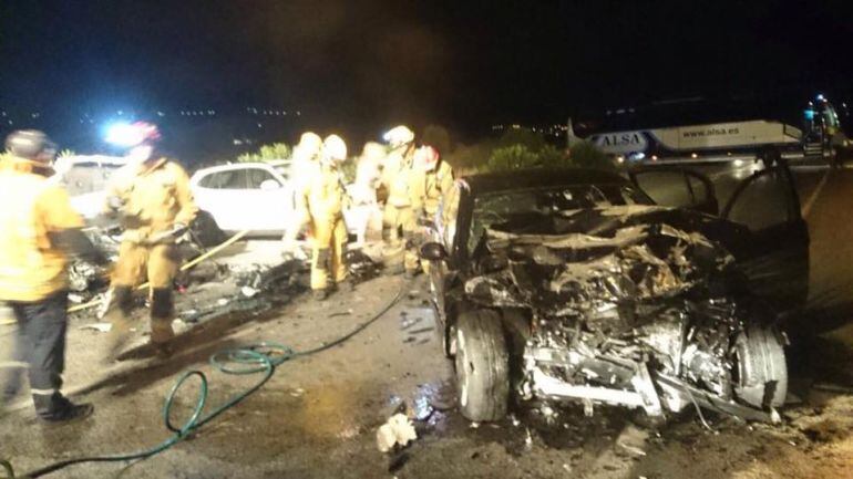 Accidente de tráfico ocurrido el martes 18 de octubre, por la noche, en la CV-725 entre Dénia y Ondara, en el que falleció una mujer (foto: bombers alicante). 