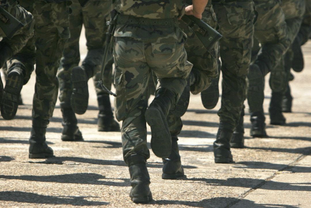 Varios militares durante una formación en una imagen de archivo.