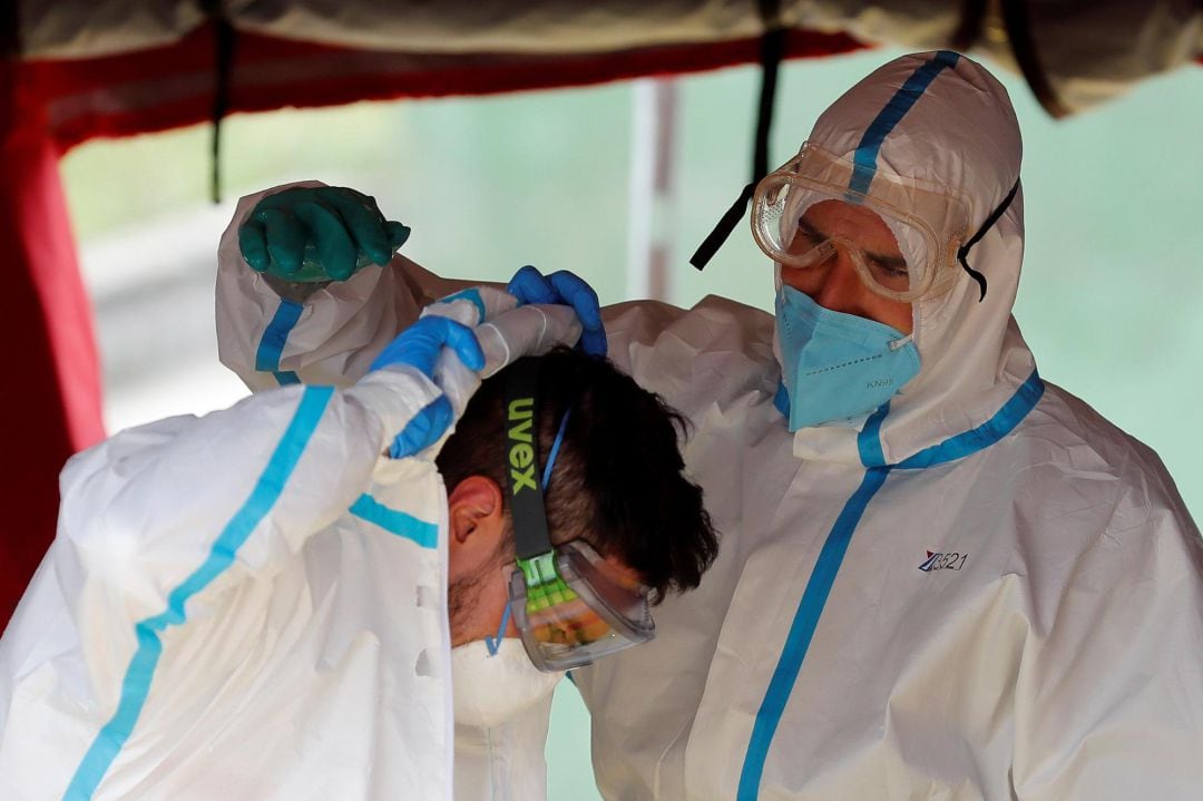 Bomberos de la Comunidad de Madrid participan en las labores de desinfección de Covid-19 en ambulancias y sanitarios
