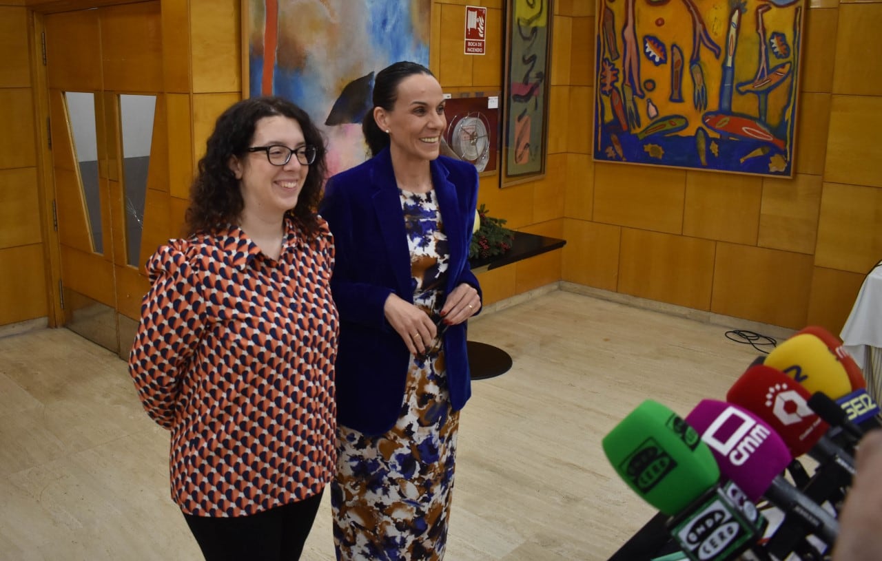 Eva María Masías, alcaldesa de Ciudad Real  y Sara Martínez, viceportavoz durante el balance realizado este miércoles con los medios de comunicación