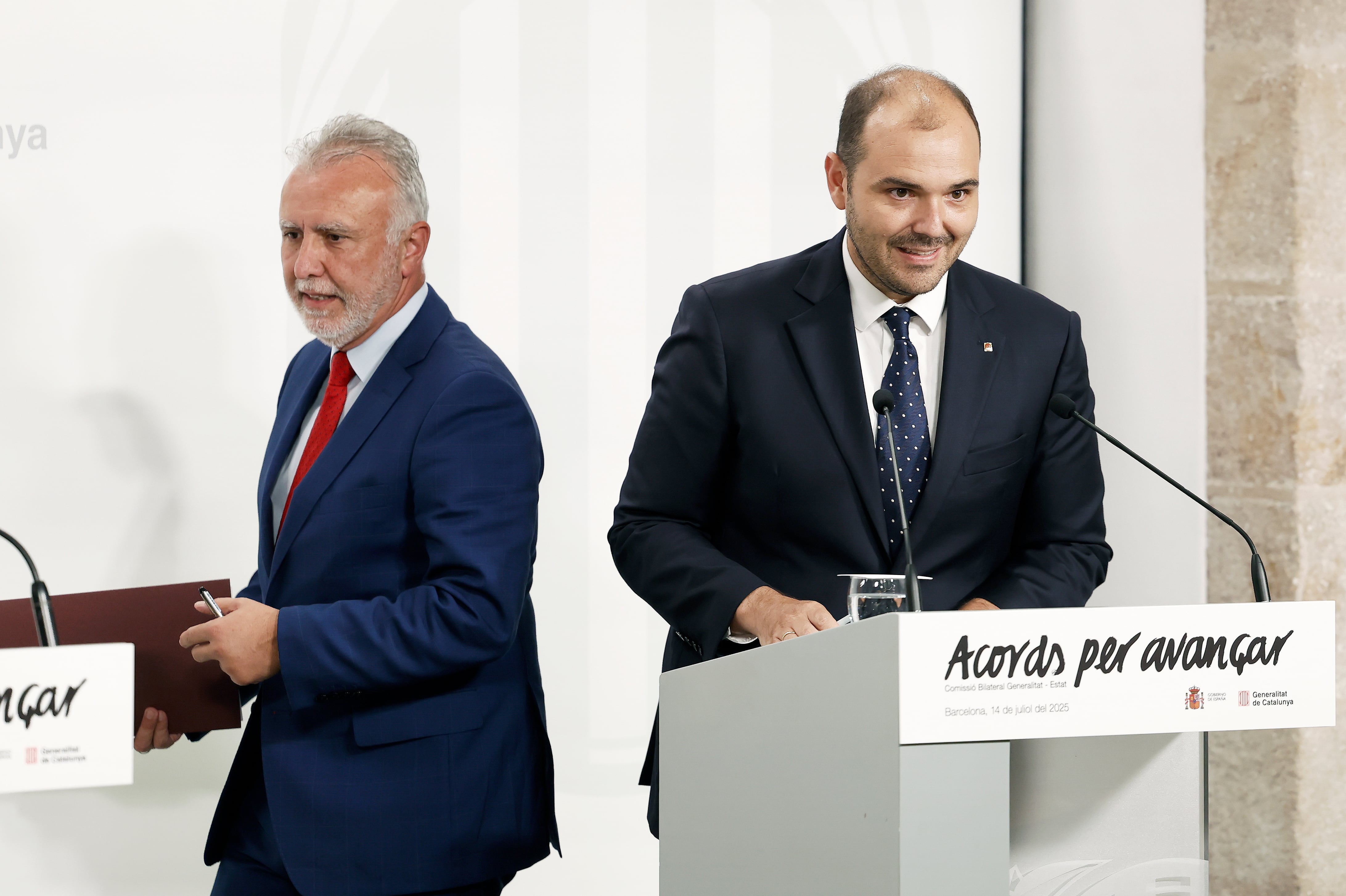 El ministro de Política Territorial y Memoria Democrática, Ángel Víctor Torres, y el conseller de Presidencia, Albert Dalmau, este lunes 14 de julio de 2025. EFE/Andreu Dalmau
