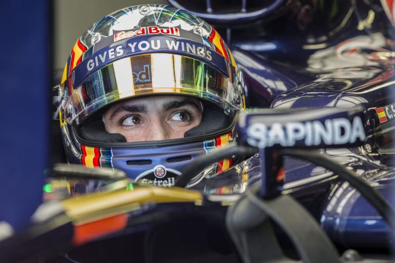 El piloto español de Fórmula Uno, Carlos Sainz, de Toro Rosso, durante la primera sesión de entrenamientos en el circuito Gilles Villeneuve de Montreal, en Canadá hoy, 10 de junio de 2016. El Gran Premio de Canadá, séptima prueba del Mundial de Fórmula Un