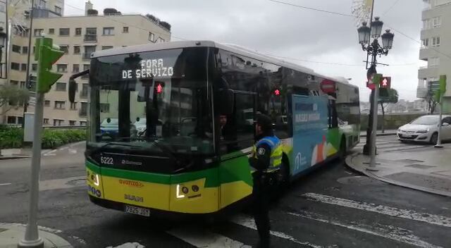 La Policía Local avisa a un Vitrasa que no puede girar hacia la calle Cervantes de Vigo