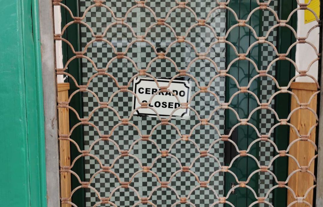 Uno de los establecimientos del centro de Arrecife cerrado durante el confinamiento (archivo)