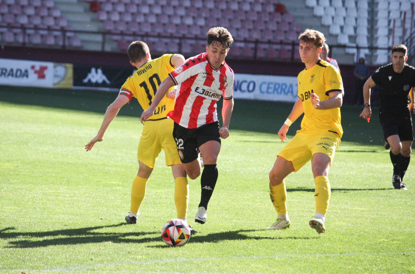 Dani Garrido sortea a Quique Rivero en una acción del partido / SD Logroñés