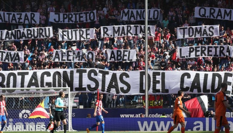 Una pancarta recuerda en el Calderón a algunos de los mejores jugadores de su historia