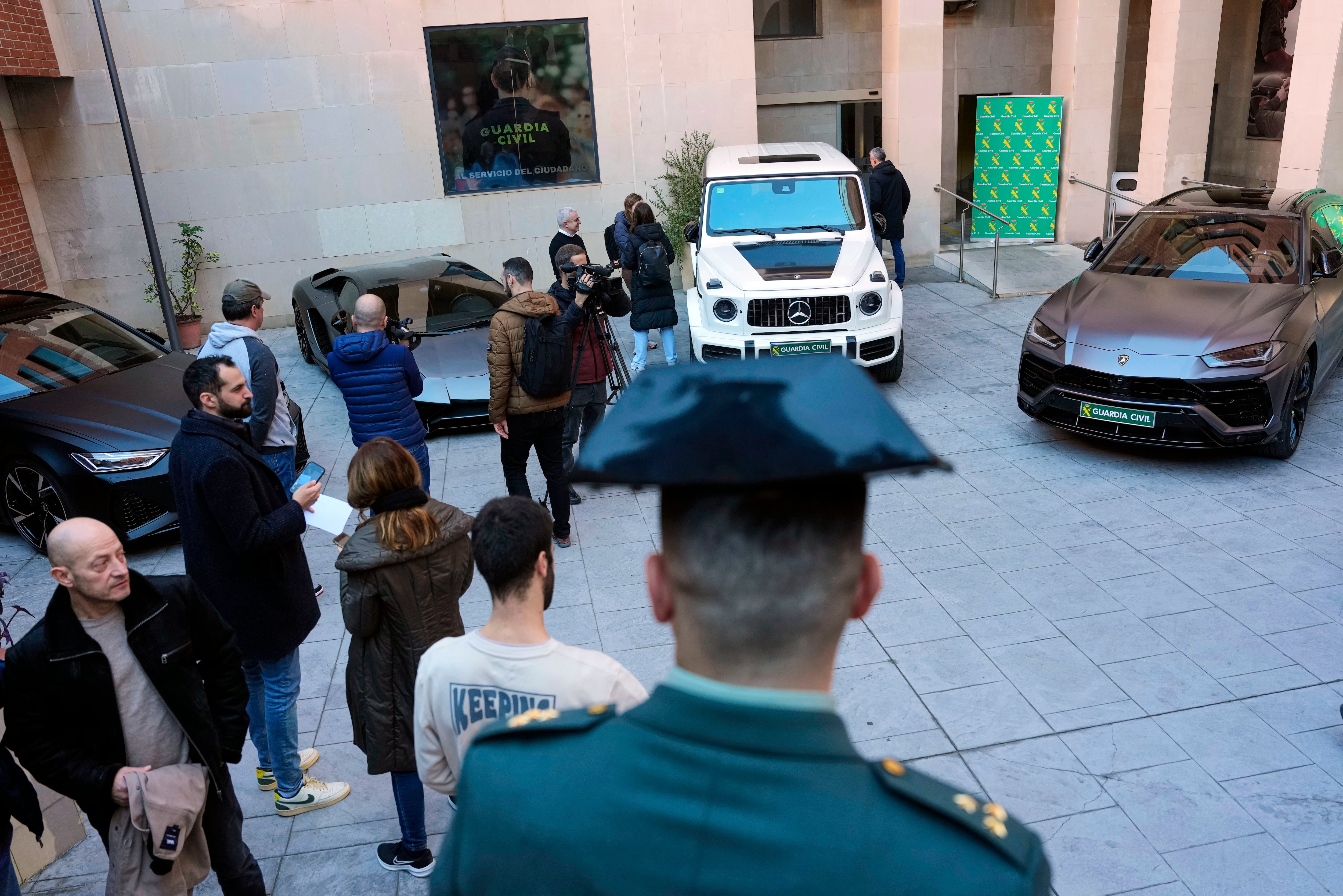 La Guàrdia Civil ha desmantellat un dels majors grups de narcotràfic de cocaïna, que s&#039;ha saldat amb 25 detinguts, 48 armes, sis milions d&#039;euros en efectiu i 30 cotxes de luxe decomissats.