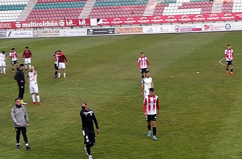 Los jugadores abandonan el césped del Ruta