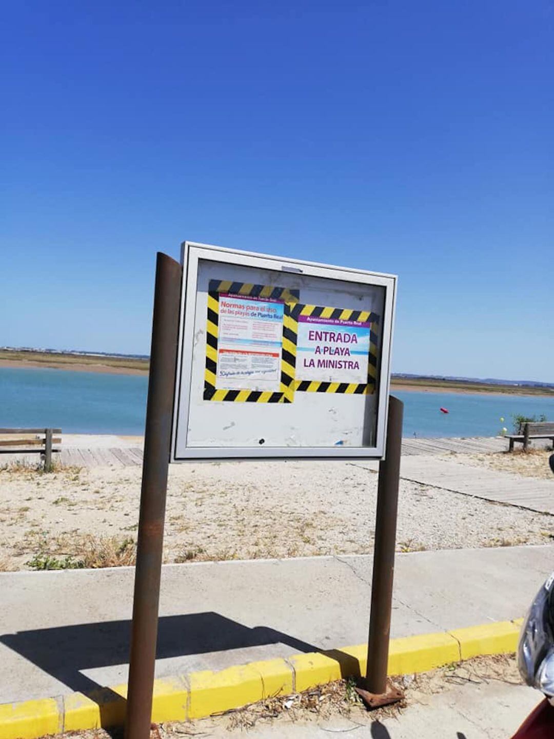 Cartel explicativo a la entrada de la playa La Ministra