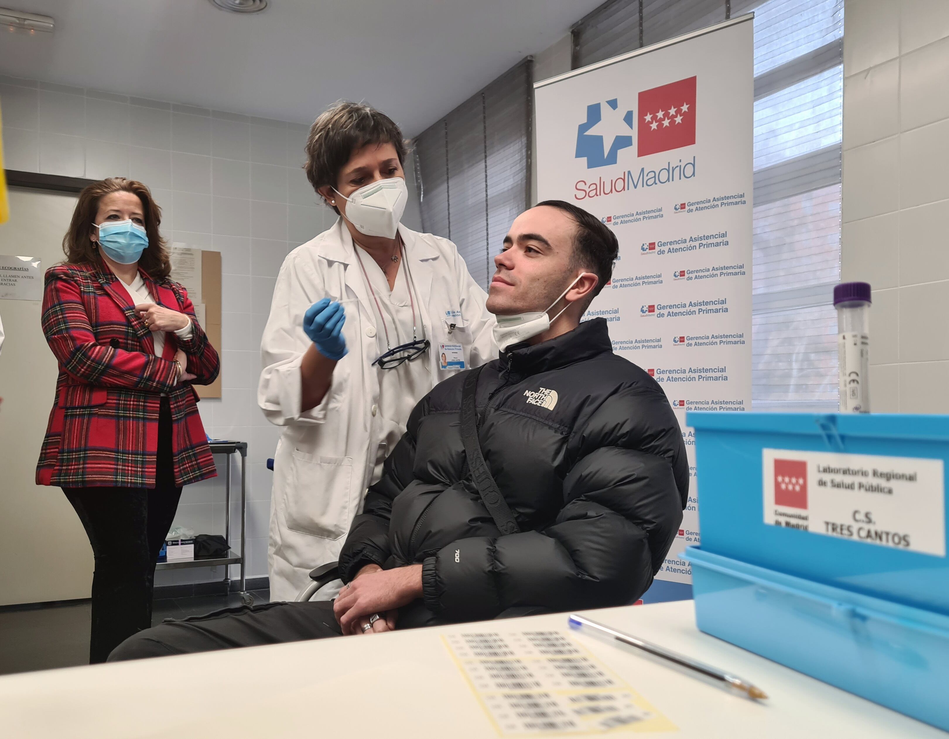 La Consejera de Sanidad de Tres Cantos, Fátima Matute, durante su visita al centro de salud de Tres Cantos