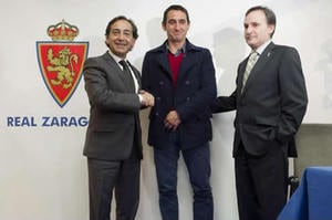 El nuevo entrenador del Real Zaragoza, Manolo Jiménez, posa junto al consejero delegado del club maño, Salvador Arenere, y el encargado del área deportiva, Carlos Iribarren