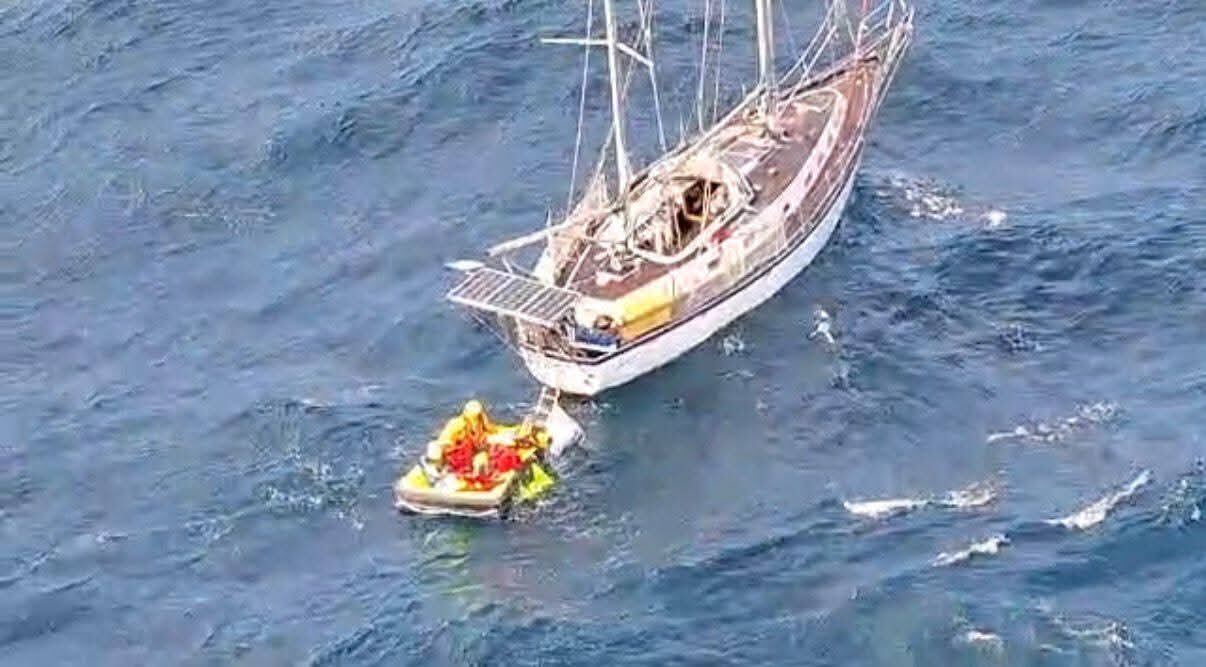 SANTIAGO DE COMPOSTELA, 22/04/2026.- El helicóptero Pesca 1, de Guardacostas de Galicia, ha rescatado a media docena de personas que navegaban a bordo de un velero a 155 millas de Vigo. El barco en el que viajaban estas seis personas, cuatro hombres y dos mujeres, navegaba con bandera de Estonia, tenía una vía de agua y se había quedado sin motor. Así pues, la tripulación activó la radio baliza y solicitó la evacuación a las 9:30 de la mañana de este miércoles, según han confirmado a EFE fuentes de Salvamento Marítimo.EFE/Gardacostas de Galicia***SOLO USO EDITORIAL/SOLO DISPONIBLE PARA ILUSTRAR LA NOTICIA QUE ACOMPAÑA (CRÉDITO OBLIGATORIO)***