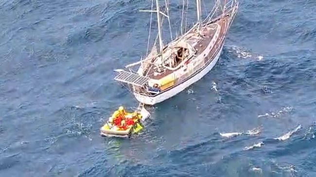 SANTIAGO DE COMPOSTELA, 22/04/2026.- El helicóptero Pesca 1, de Guardacostas de Galicia, ha rescatado a media docena de personas que navegaban a bordo de un velero a 155 millas de Vigo. El barco en el que viajaban estas seis personas, cuatro hombres y dos mujeres, navegaba con bandera de Estonia, tenía una vía de agua y se había quedado sin motor. Así pues, la tripulación activó la radio baliza y solicitó la evacuación a las 9:30 de la mañana de este miércoles, según han confirmado a EFE fuentes de Salvamento Marítimo.EFE/Gardacostas de Galicia***SOLO USO EDITORIAL/SOLO DISPONIBLE PARA ILUSTRAR LA NOTICIA QUE ACOMPAÑA (CRÉDITO OBLIGATORIO)***