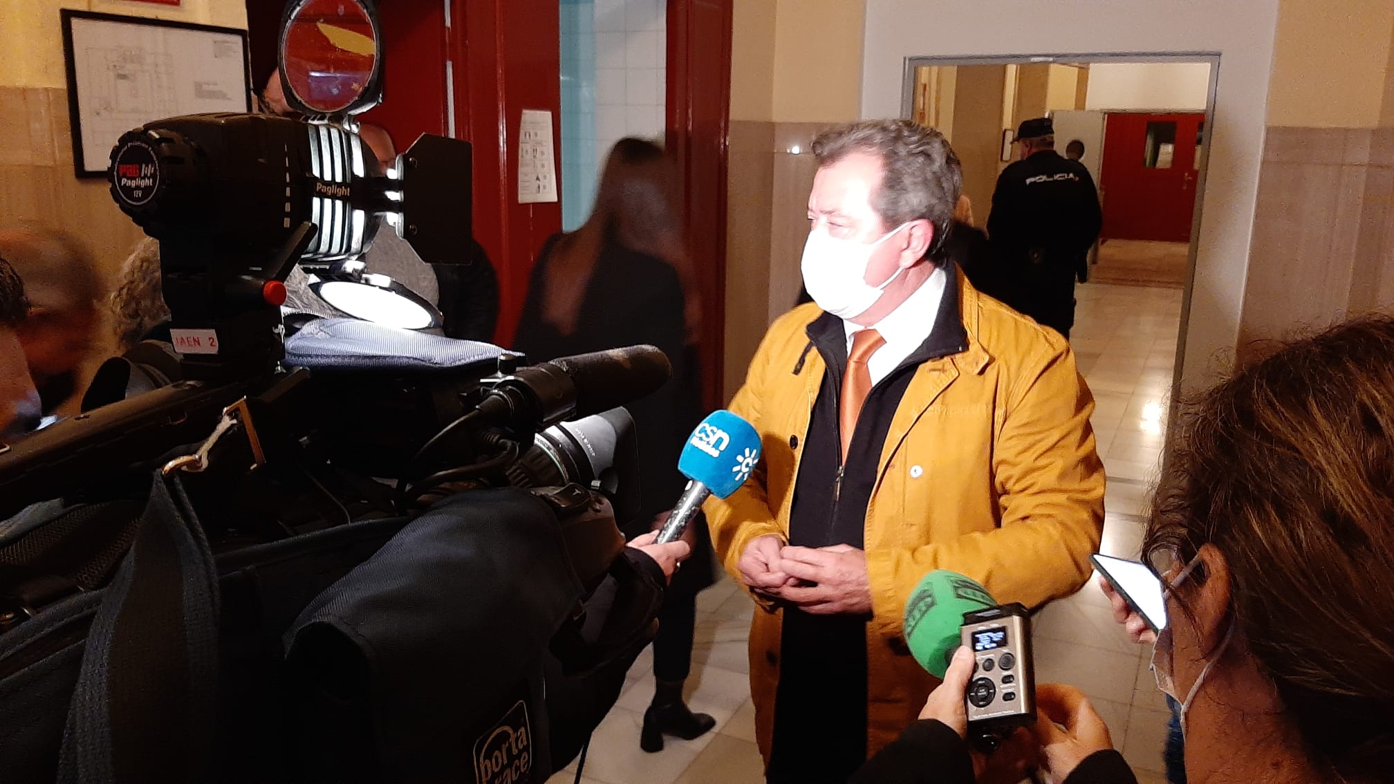 Juan Fernández atiende a los medios a los pocos minutos de conocer el fallo.