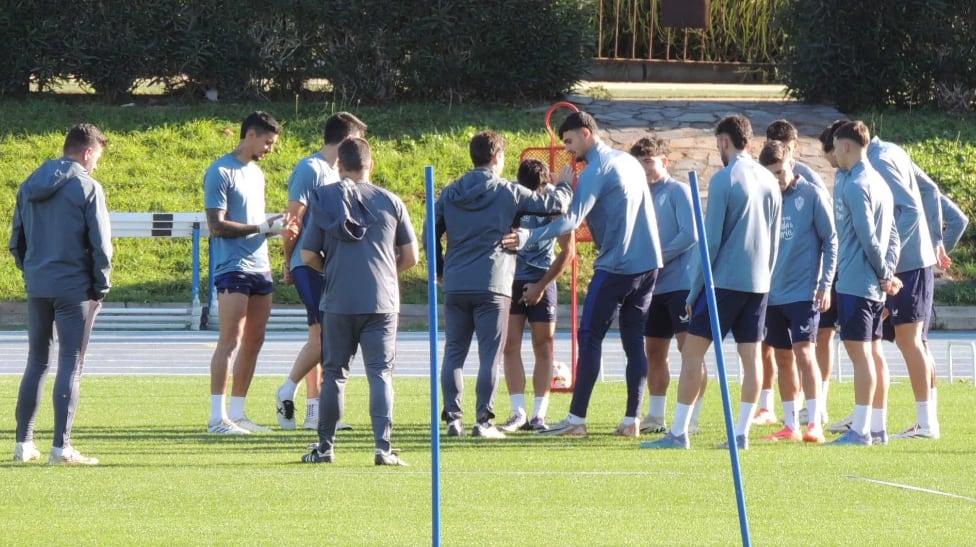 Rubi saludando a los futbolistas momentos antes de iniciar el entrenamiento en el Anexo tras las vacaciones.