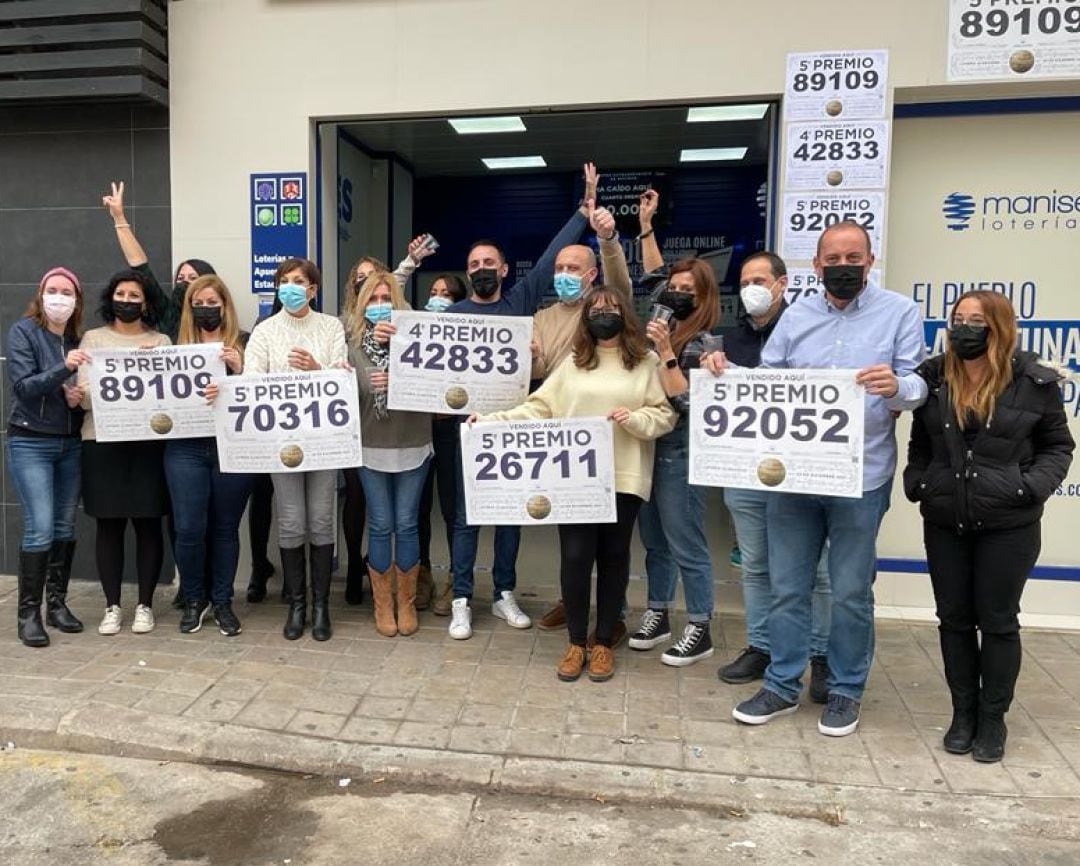 Celebración de los afortunados en la administración de lotería número 3 de Manises