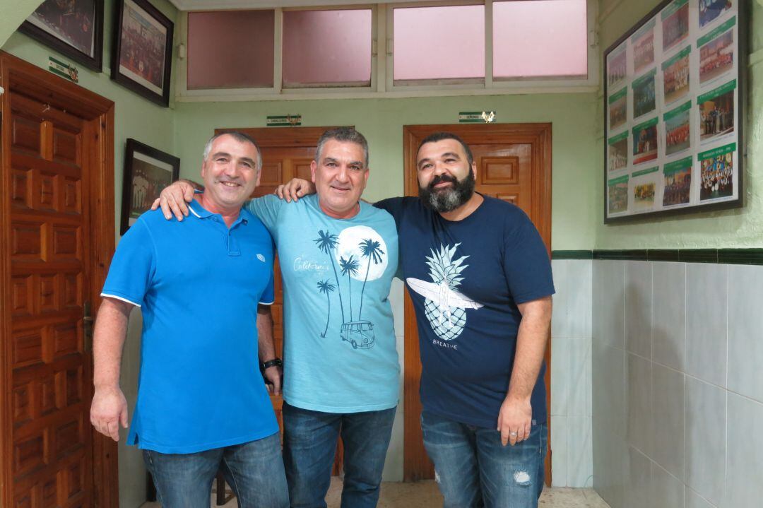 Antonio, Andrés y Alejandro Monzón posan en la sede de la Peña Nuestra Andalucía