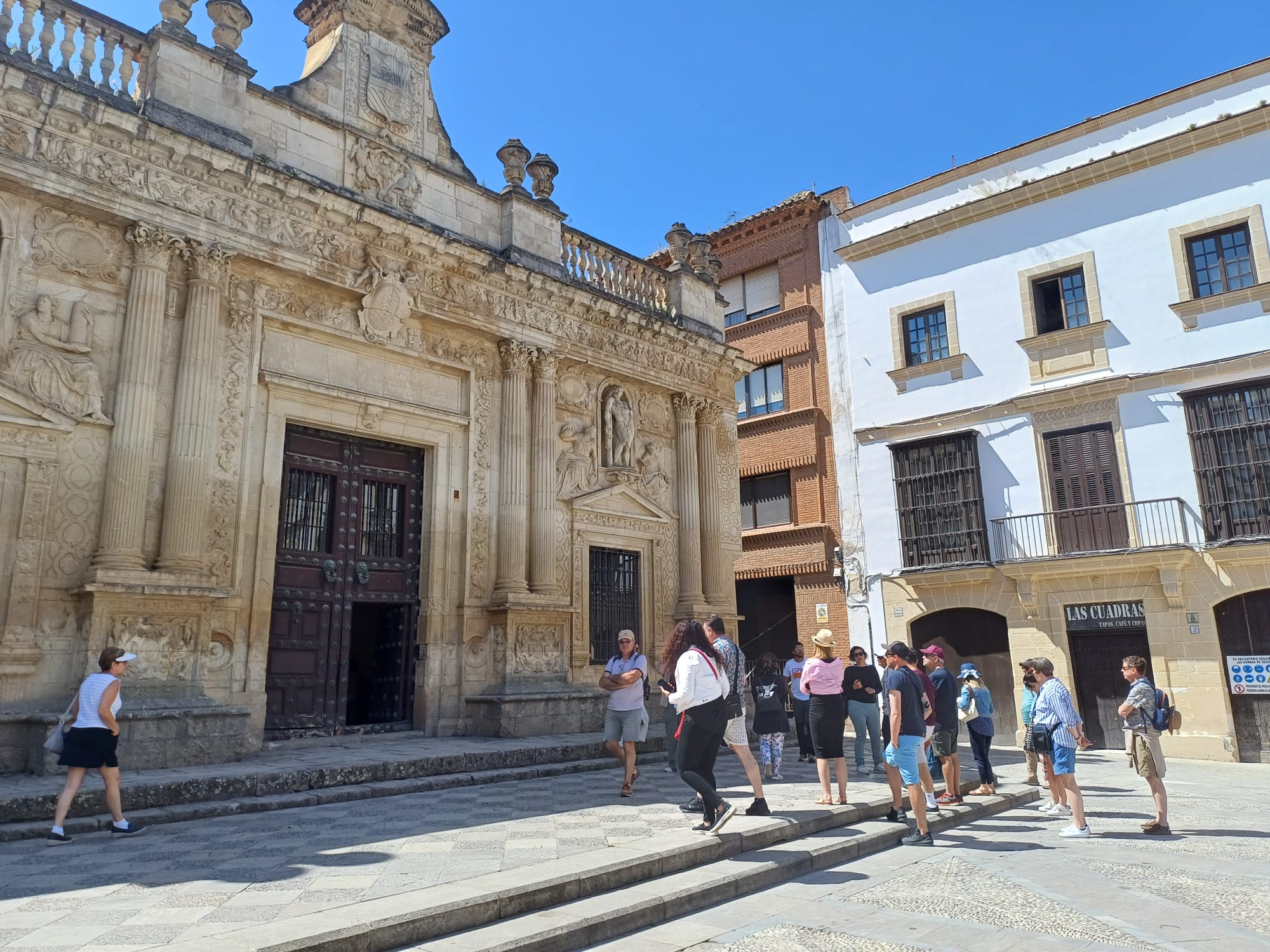 Turistas en la plaza de la Asunción, en el centro de Jerez